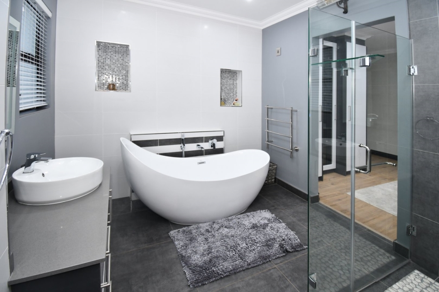 5 Bedroom Property for Sale in Poortview Gauteng