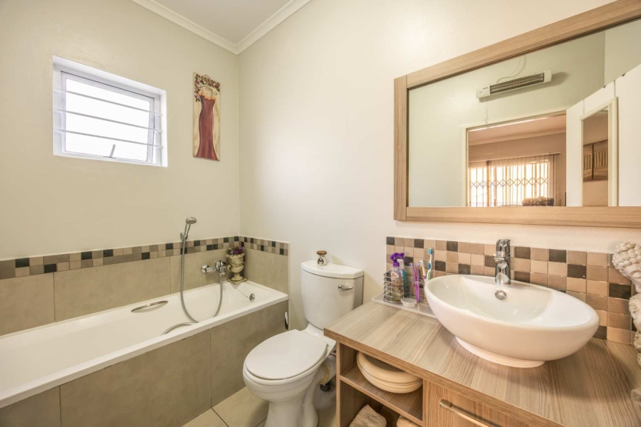 2 Bedroom Property for Sale in Blue Hills Gauteng