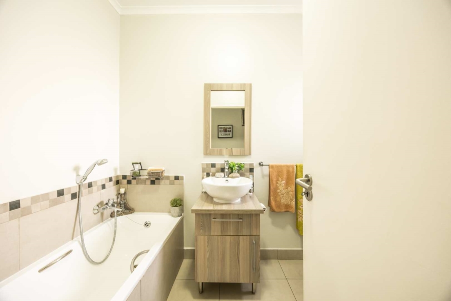 2 Bedroom Property for Sale in Blue Hills Gauteng
