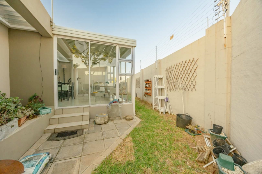 2 Bedroom Property for Sale in Blue Hills Gauteng