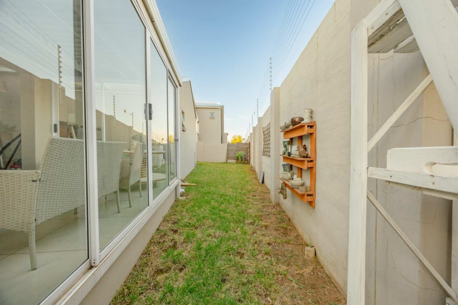 2 Bedroom Property for Sale in Blue Hills Gauteng