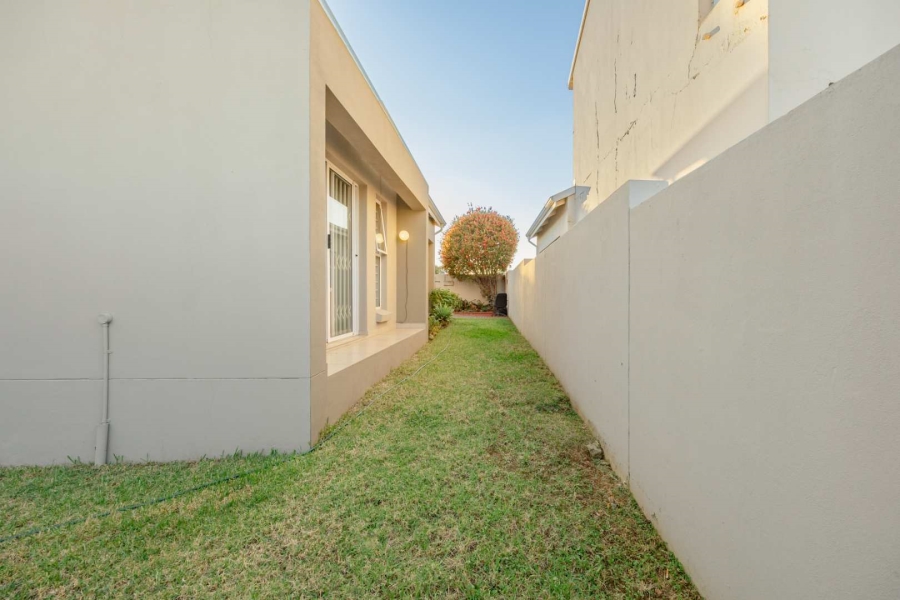 2 Bedroom Property for Sale in Blue Hills Gauteng
