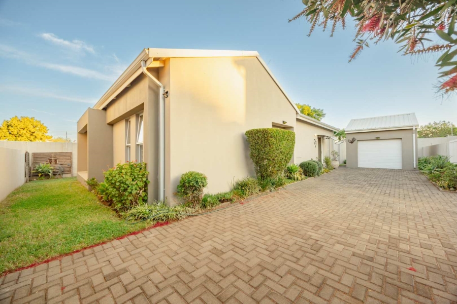 2 Bedroom Property for Sale in Blue Hills Gauteng