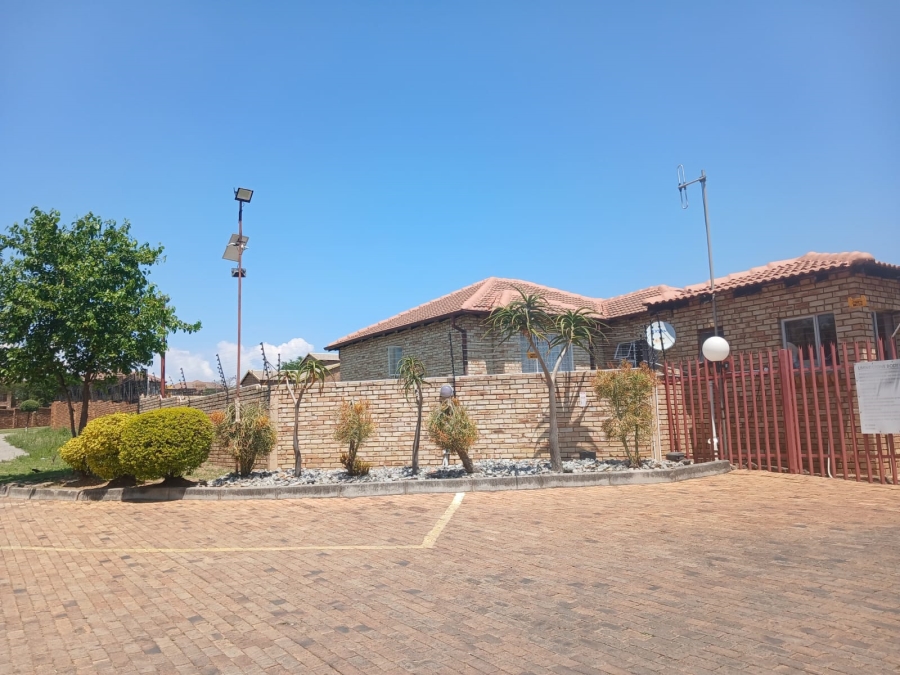 To Let 2 Bedroom Property for Rent in Noordwyk Gauteng