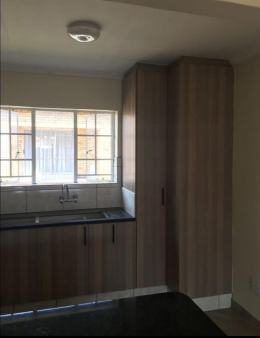 To Let 2 Bedroom Property for Rent in Noordwyk Gauteng