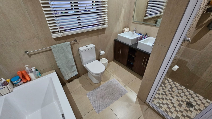 4 Bedroom Property for Sale in Zwavelpoort Gauteng