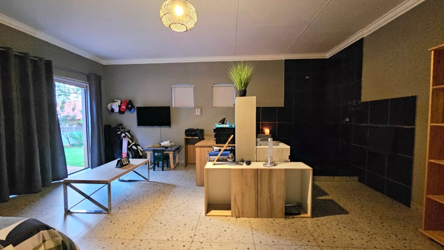 4 Bedroom Property for Sale in Zwavelpoort Gauteng