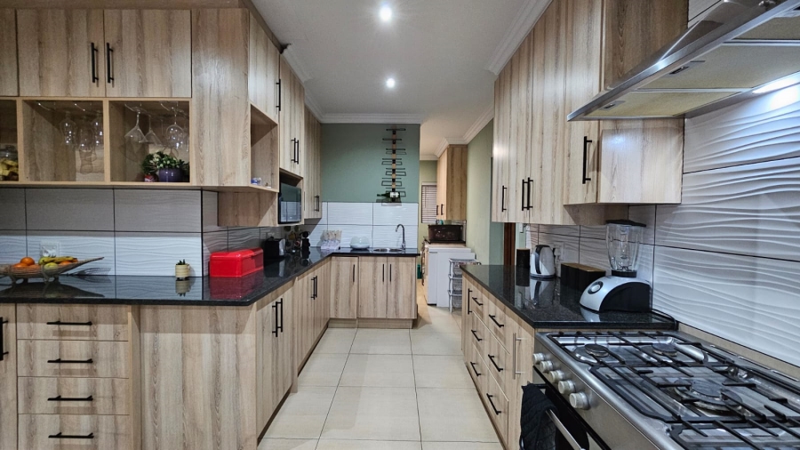 4 Bedroom Property for Sale in Zwavelpoort Gauteng