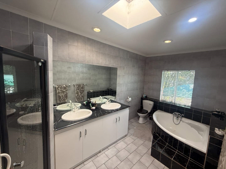 3 Bedroom Property for Sale in Kloofendal Gauteng
