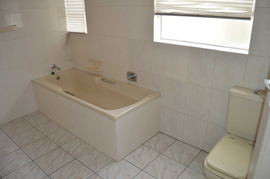 5 Bedroom Property for Sale in New Redruth Gauteng
