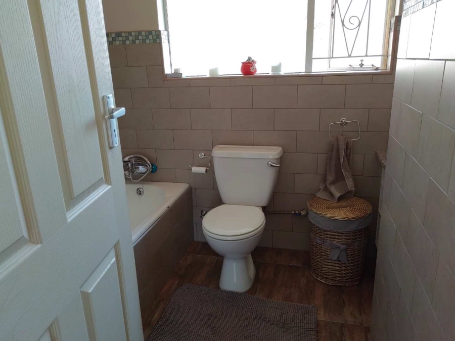 To Let 4 Bedroom Property for Rent in Brackenhurst Gauteng