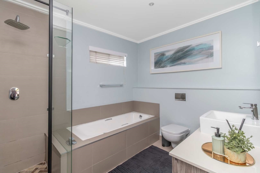 To Let 2 Bedroom Property for Rent in Hurlingham Gauteng