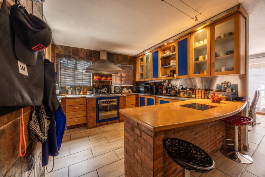 5 Bedroom Property for Sale in Faerie Glen Gauteng