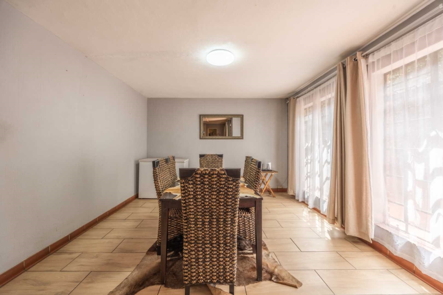 5 Bedroom Property for Sale in Faerie Glen Gauteng