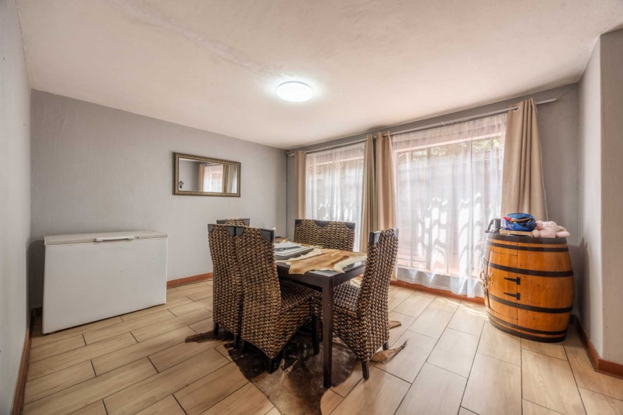 5 Bedroom Property for Sale in Faerie Glen Gauteng