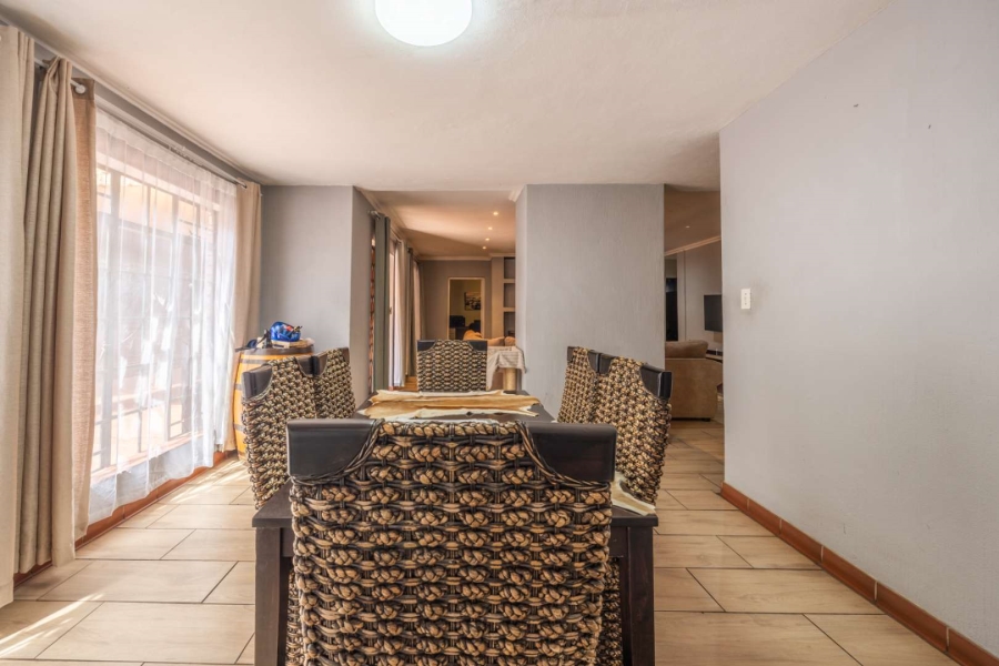 5 Bedroom Property for Sale in Faerie Glen Gauteng