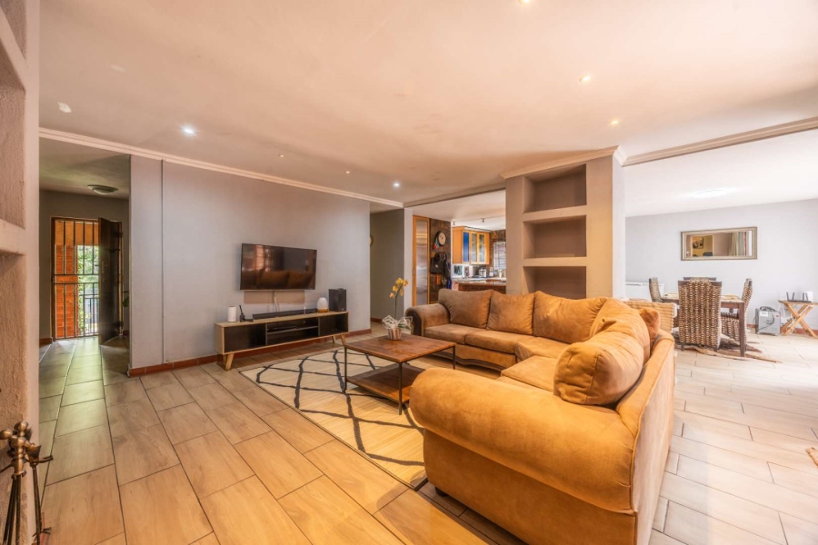 5 Bedroom Property for Sale in Faerie Glen Gauteng