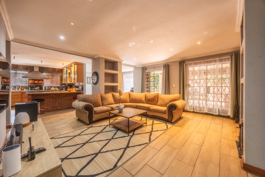 5 Bedroom Property for Sale in Faerie Glen Gauteng
