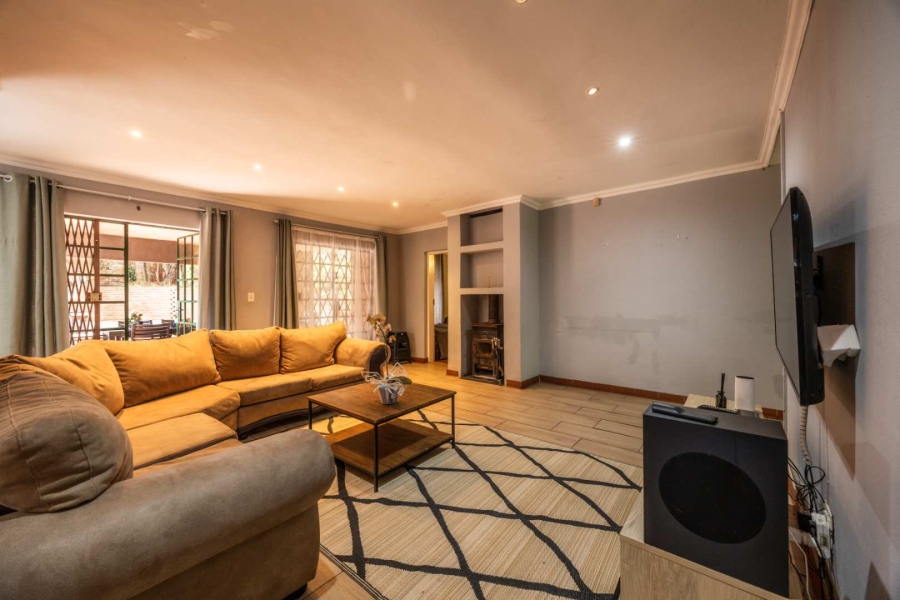 5 Bedroom Property for Sale in Faerie Glen Gauteng