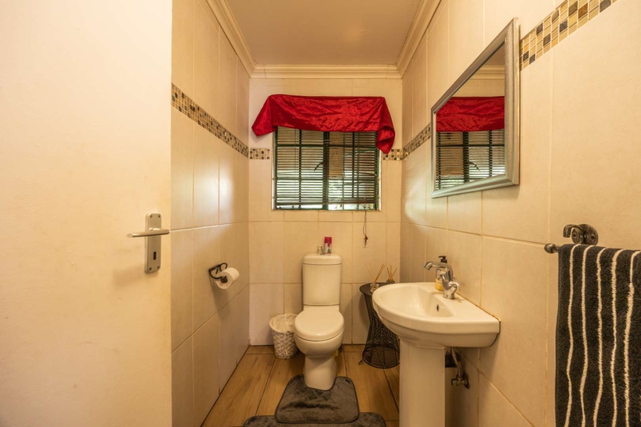 5 Bedroom Property for Sale in Faerie Glen Gauteng