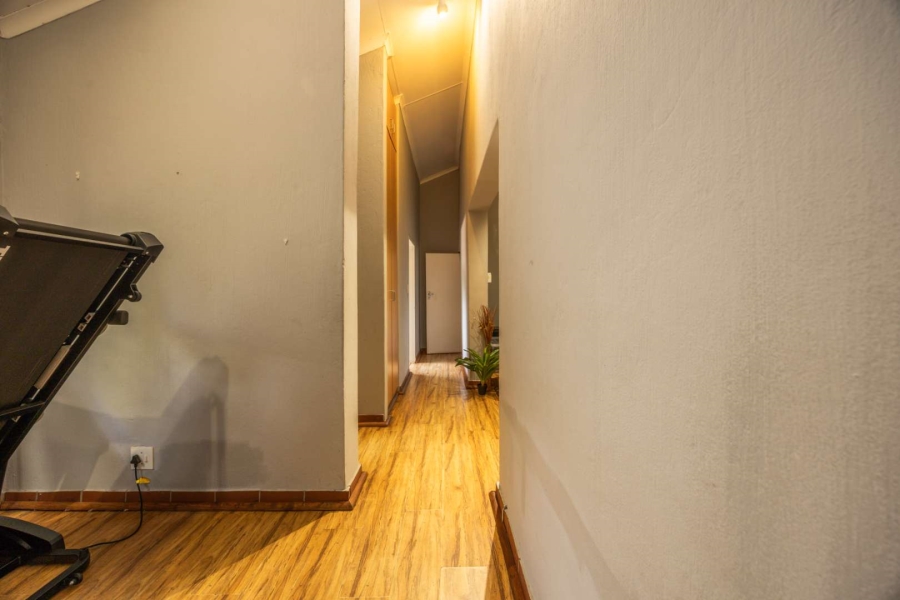 5 Bedroom Property for Sale in Faerie Glen Gauteng