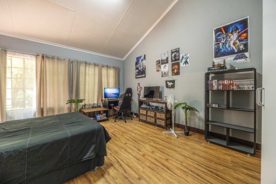 5 Bedroom Property for Sale in Faerie Glen Gauteng