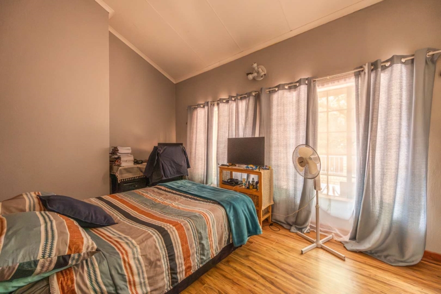 5 Bedroom Property for Sale in Faerie Glen Gauteng