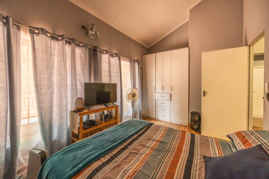 5 Bedroom Property for Sale in Faerie Glen Gauteng