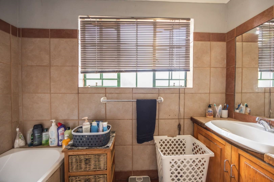 5 Bedroom Property for Sale in Faerie Glen Gauteng