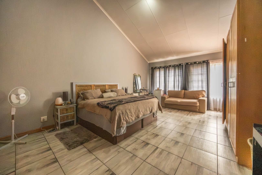 5 Bedroom Property for Sale in Faerie Glen Gauteng