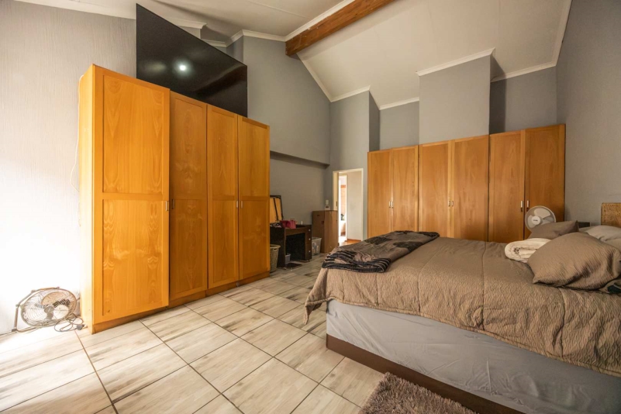 5 Bedroom Property for Sale in Faerie Glen Gauteng