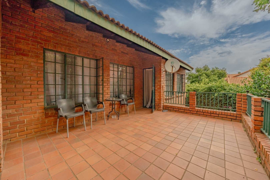 5 Bedroom Property for Sale in Faerie Glen Gauteng