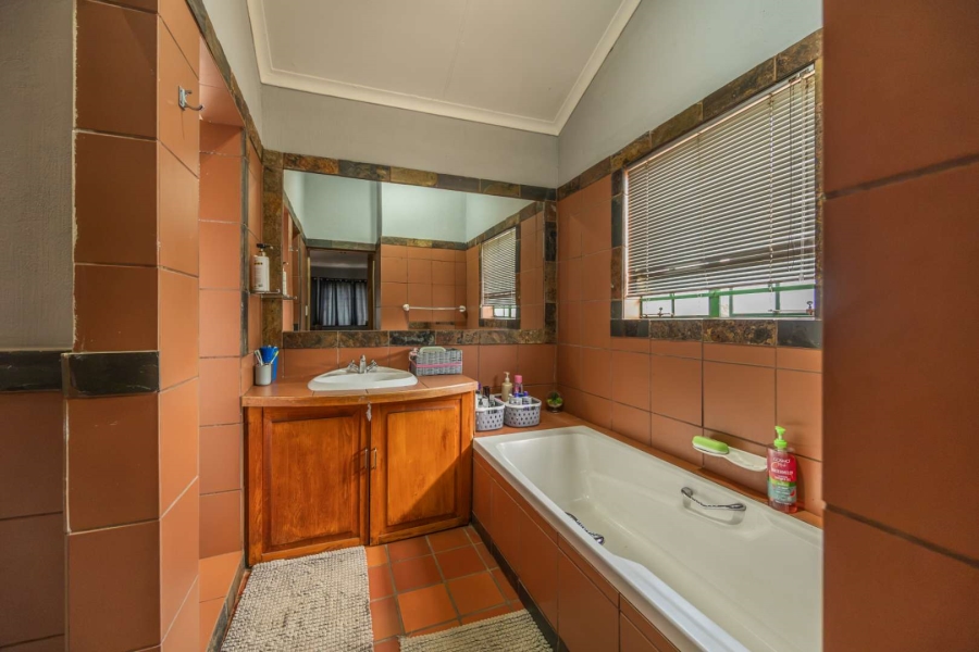 5 Bedroom Property for Sale in Faerie Glen Gauteng