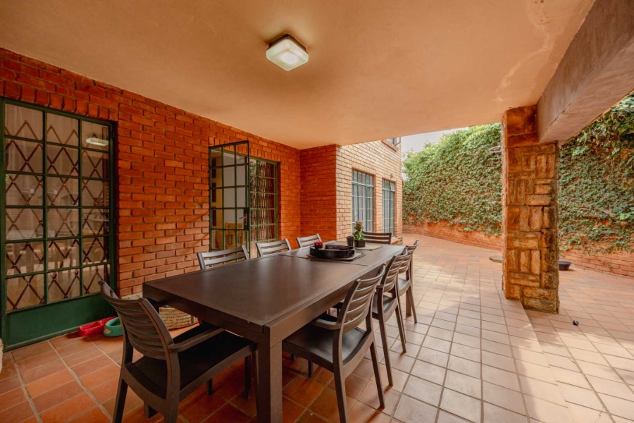 5 Bedroom Property for Sale in Faerie Glen Gauteng