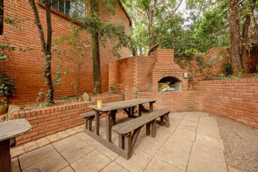 5 Bedroom Property for Sale in Faerie Glen Gauteng