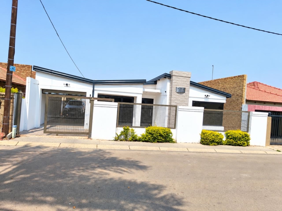 4 Bedroom Property for Sale in Soshanguve WW Gauteng