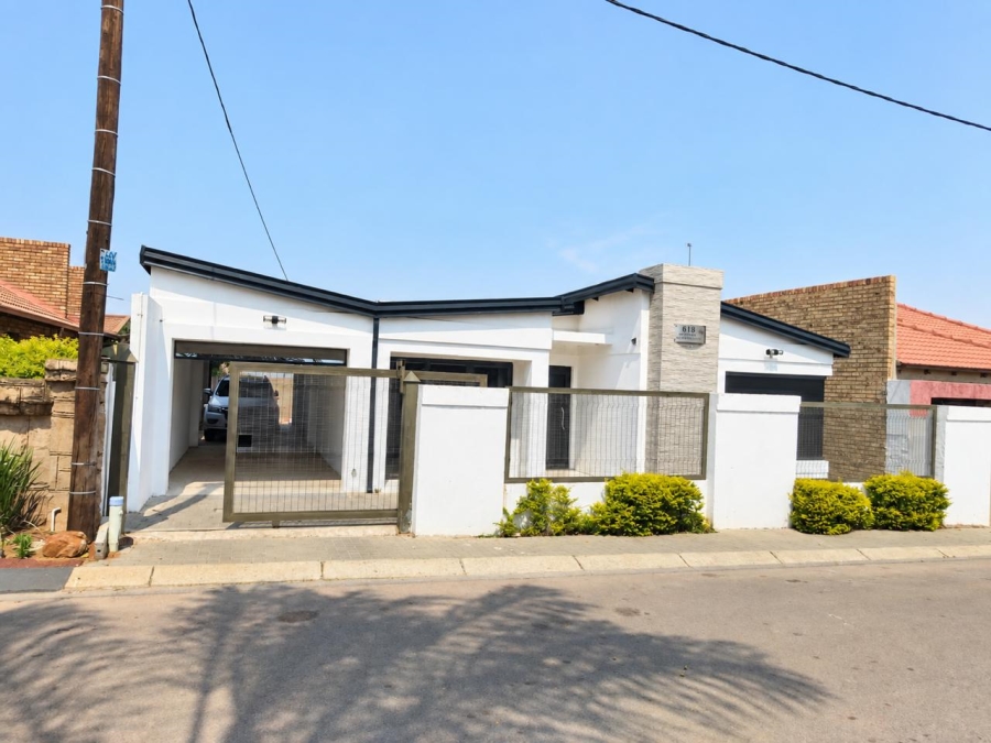 4 Bedroom Property for Sale in Soshanguve WW Gauteng