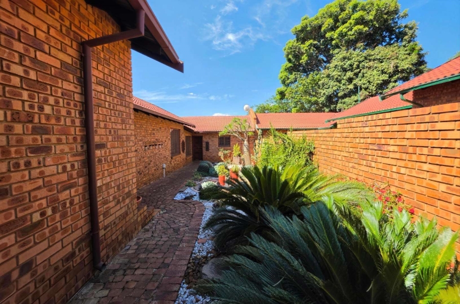 3 Bedroom Property for Sale in Garsfontein Gauteng