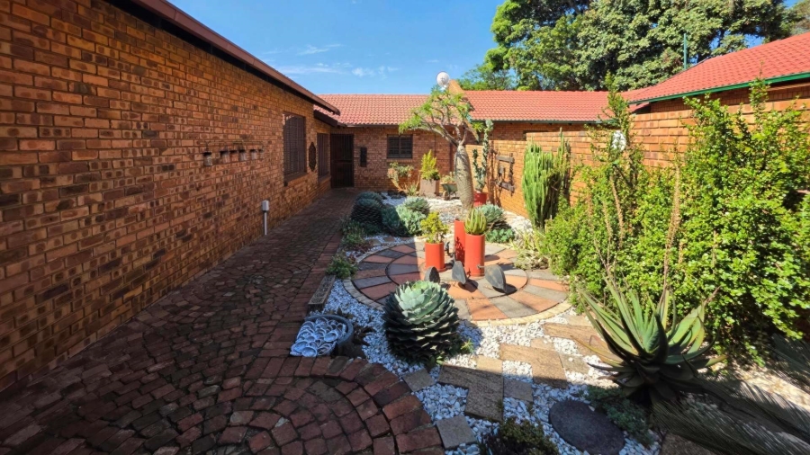 3 Bedroom Property for Sale in Garsfontein Gauteng
