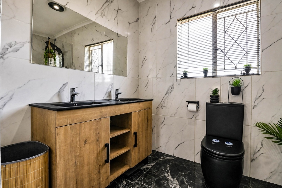3 Bedroom Property for Sale in Bonaero Park Gauteng