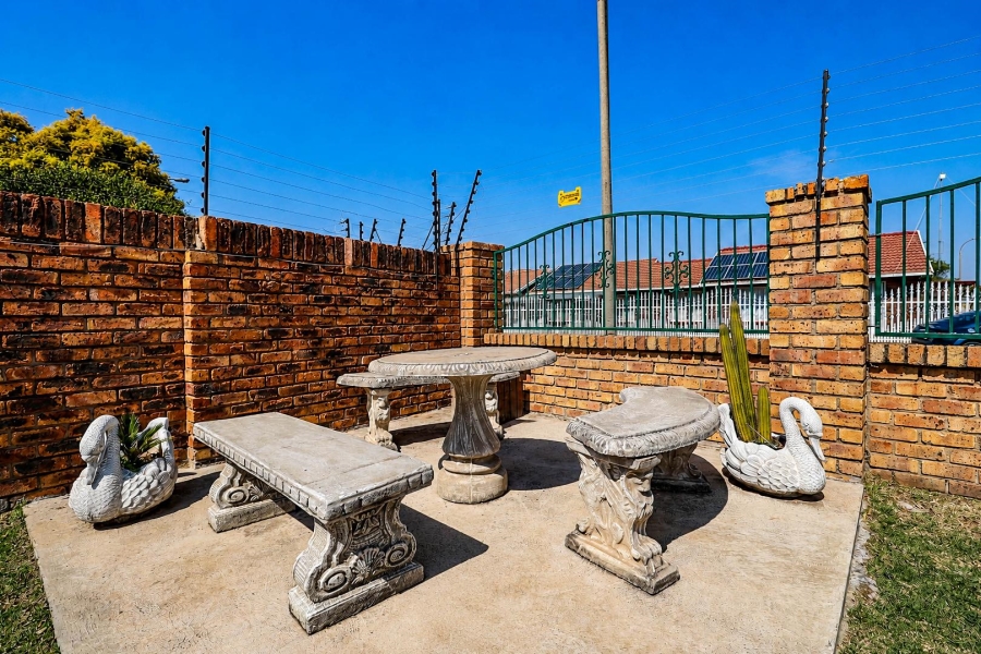 3 Bedroom Property for Sale in Bonaero Park Gauteng
