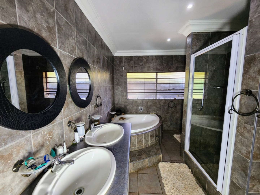 4 Bedroom Property for Sale in Waverley Gauteng