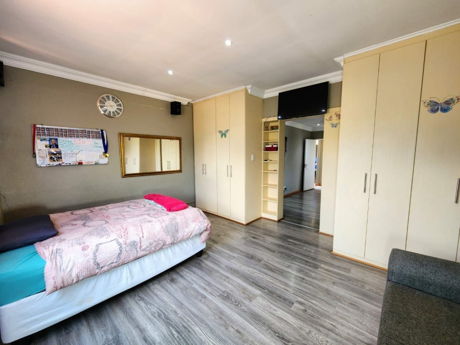 4 Bedroom Property for Sale in Waverley Gauteng