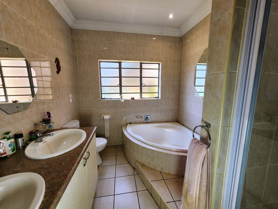 4 Bedroom Property for Sale in Waverley Gauteng