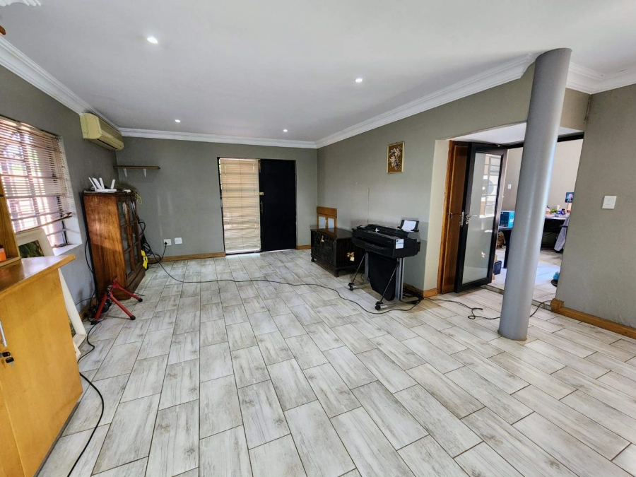 4 Bedroom Property for Sale in Waverley Gauteng