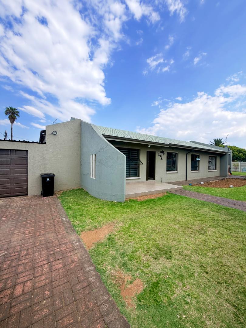 4 Bedroom Property for Sale in Mackenzie Park Gauteng