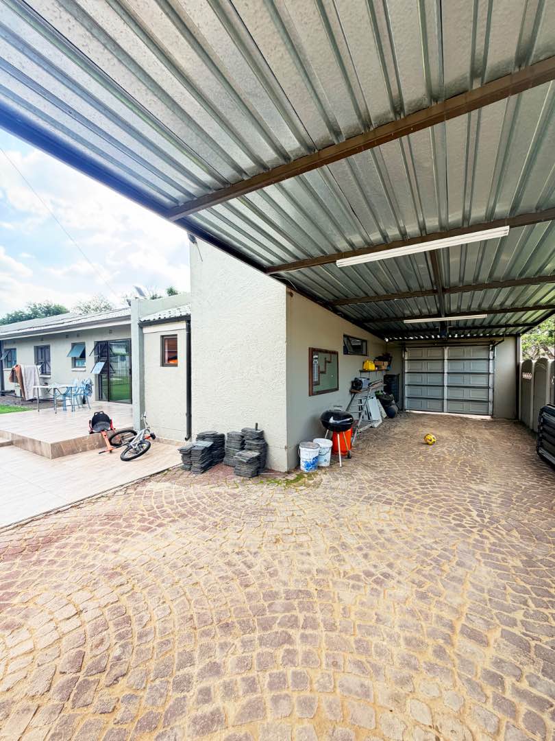 4 Bedroom Property for Sale in Mackenzie Park Gauteng