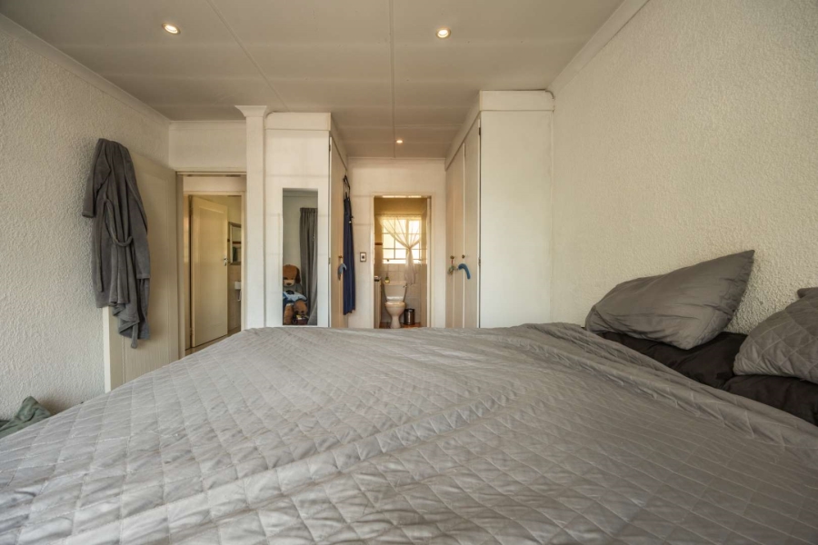 2 Bedroom Property for Sale in La Montagne Gauteng