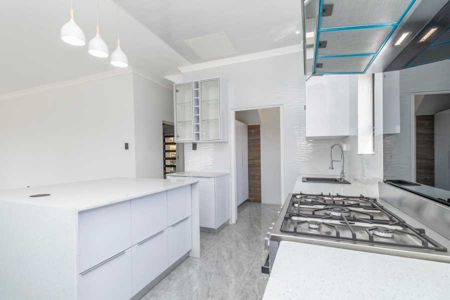 To Let 5 Bedroom Property for Rent in Helderfontein Estate Gauteng
