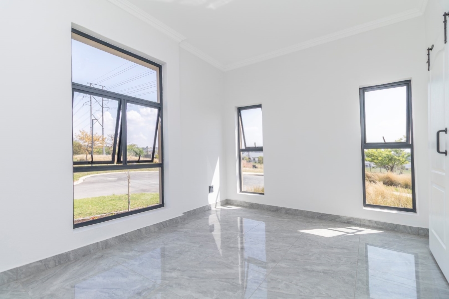 To Let 5 Bedroom Property for Rent in Helderfontein Estate Gauteng